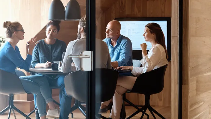 Compañeros de trabajo que tienen una reunión en persona