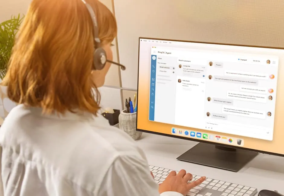 Instantánea de video de una computadora portátil con la aplicación de RingCX para agentes abierta.